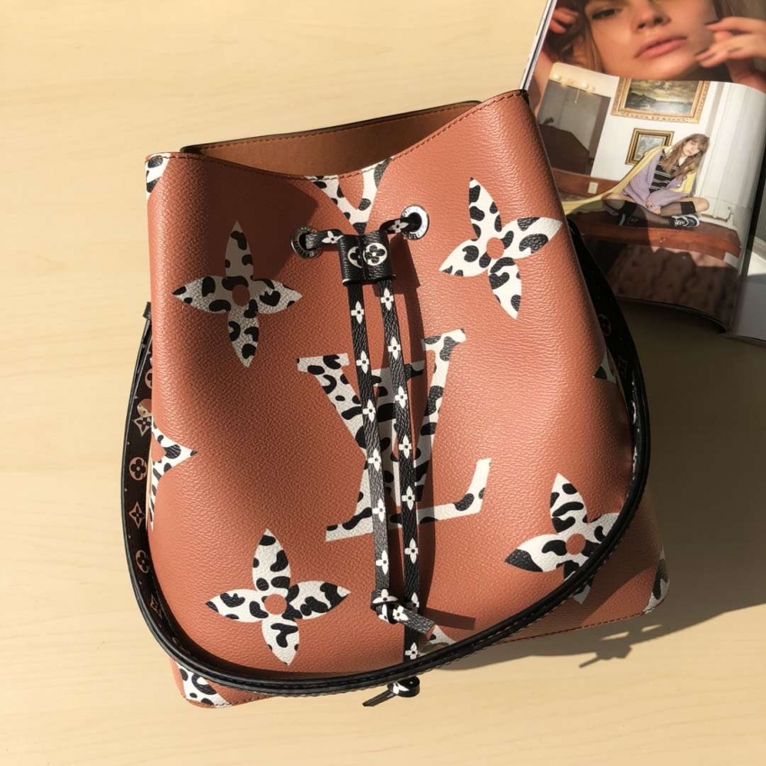 Louis Vuitton Calf Leather Néonoé M44022 Black