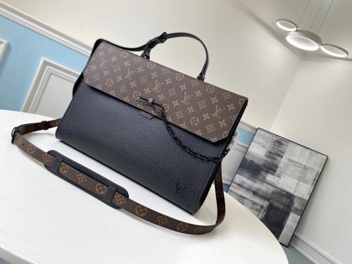 Louis Vuitton Taiga Leather ROBUSTO BRIEFCASE M30591 Black Louis Vuitton Taiga Leather ROBUSTO BRIEFCASE M30591 Black