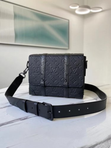 Louis Vuitton Trunk Messenger Taurillon Monogram in Black - Bags M57726 Louis Vuitton Trunk Messenger Taurillon Monogram in Black - Bags M57726