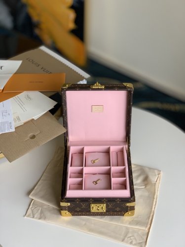 Louis Vuitton Jewelry Box Monogram Canvas in Pink - Travel M20040 Louis Vuitton Jewelry Box Monogram Canvas in Pink - Travel M20040