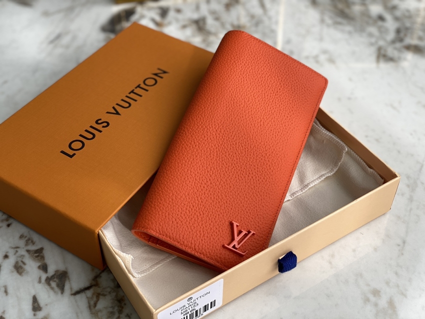 Louis Vuitton Brazza Wallet LV AEROGRAM in Orange - Men - Small Leather Goods M81153