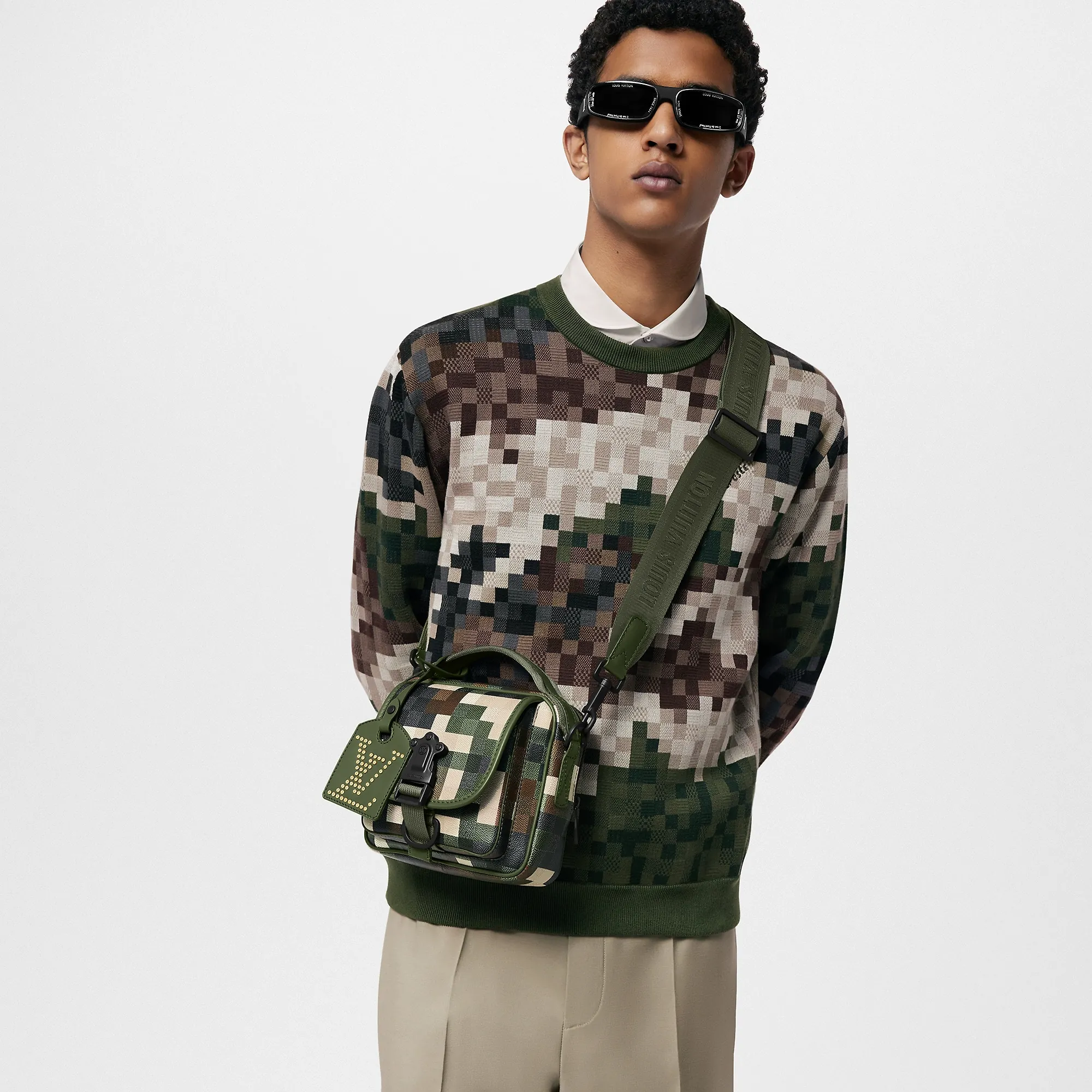 Louis Vuitton Quest Messenger D16 - New - For Men M24450