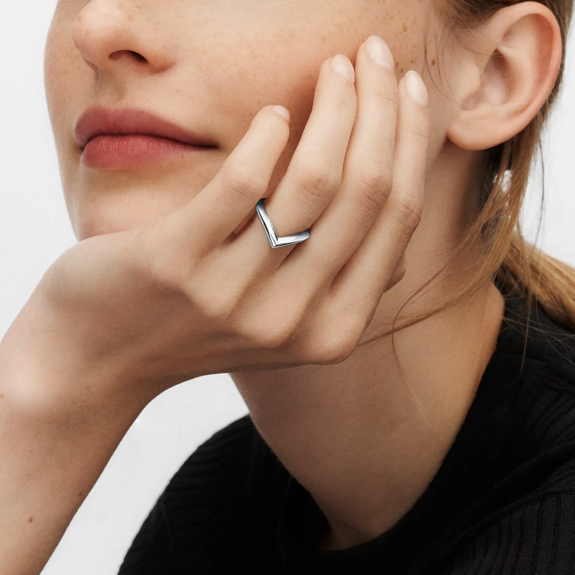 Louis Vuitton LV Diamonds V Ring, Platinum - Jewelry - Categories Q9Y45F