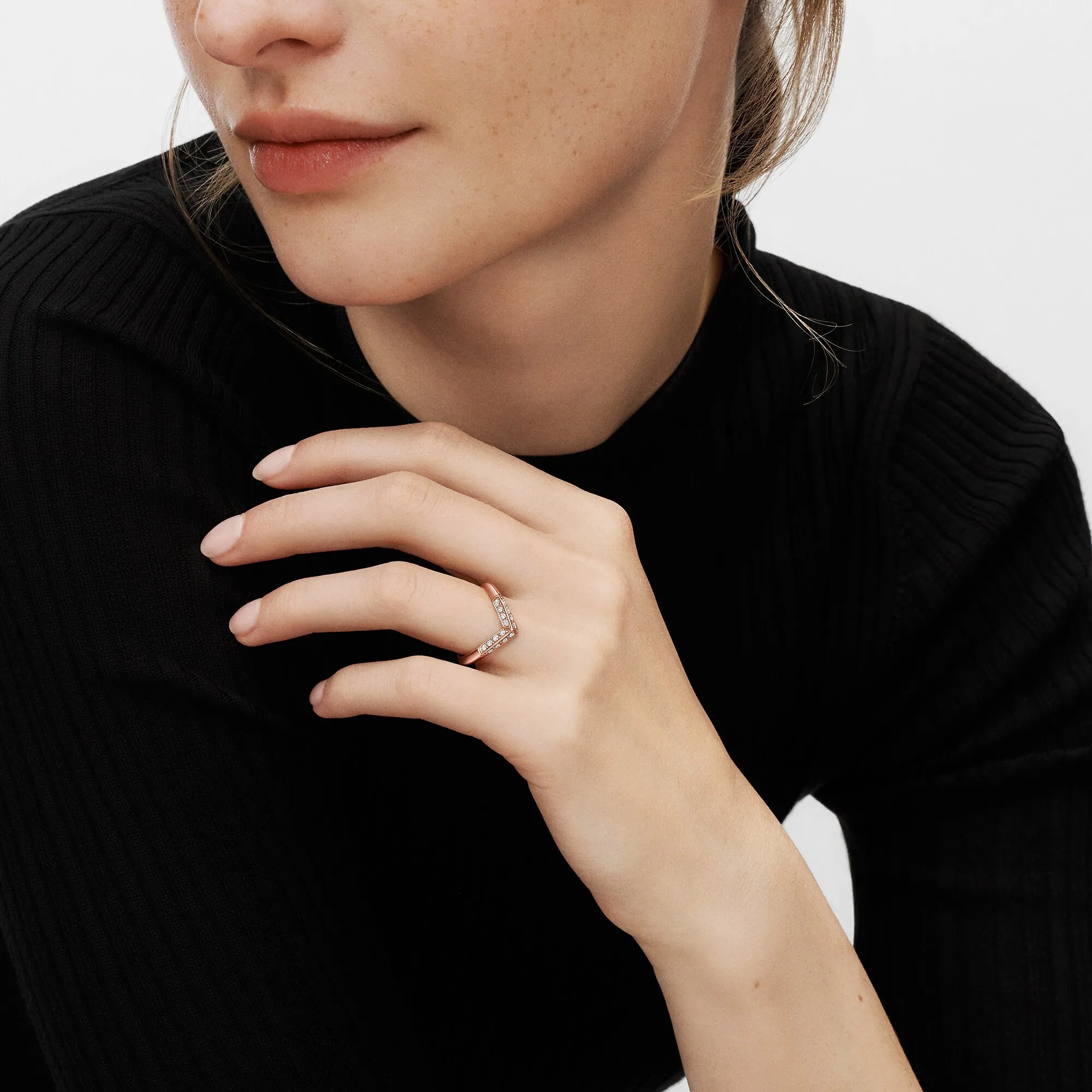 Louis Vuitton LV Diamonds Pavé V Ring, Pink Gold - Jewelry - Categories Q9Y46F