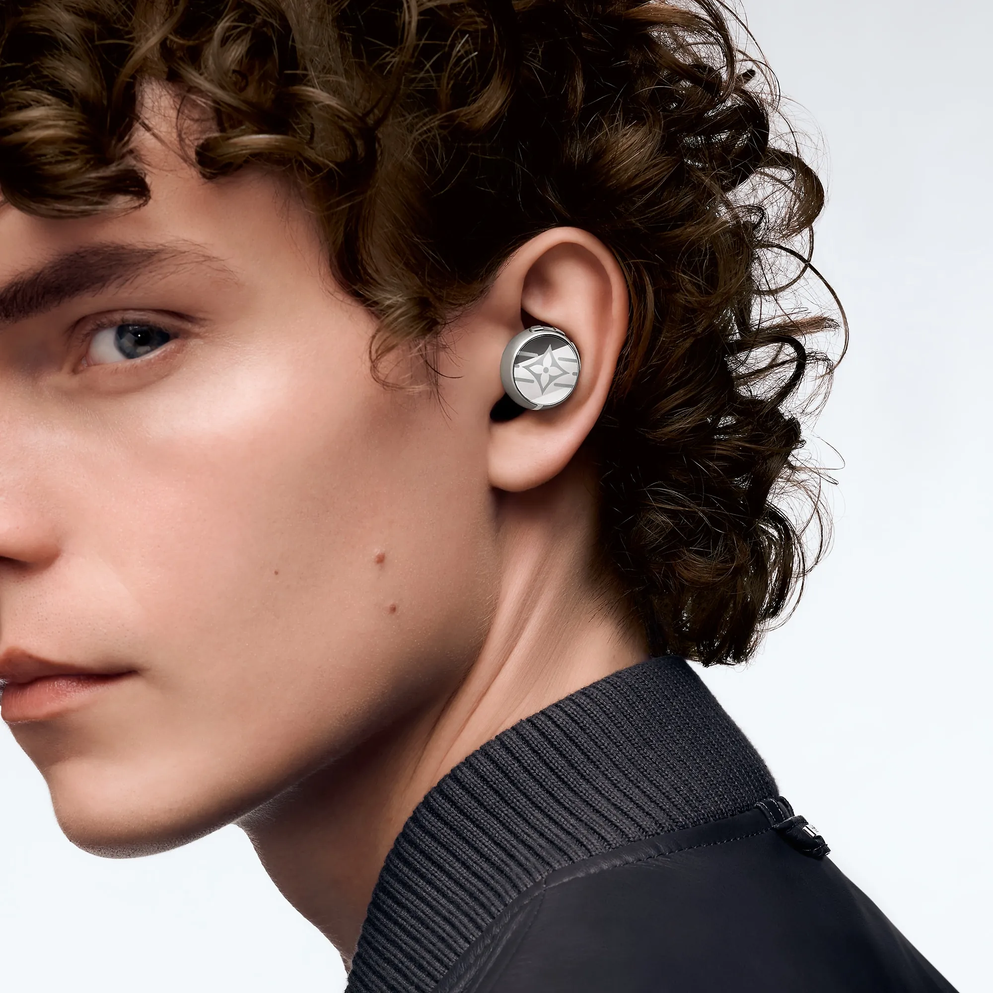 Louis Vuitton Louis Vuitton Horizon Light Up Earphones - Silver - Art of Living - Tech Objects and Accessories QAB260 Louis Vuitton Louis Vuitton Horizon Light Up Earphones - Silver - Art of Living - Tech Objects and Accessories QAB260