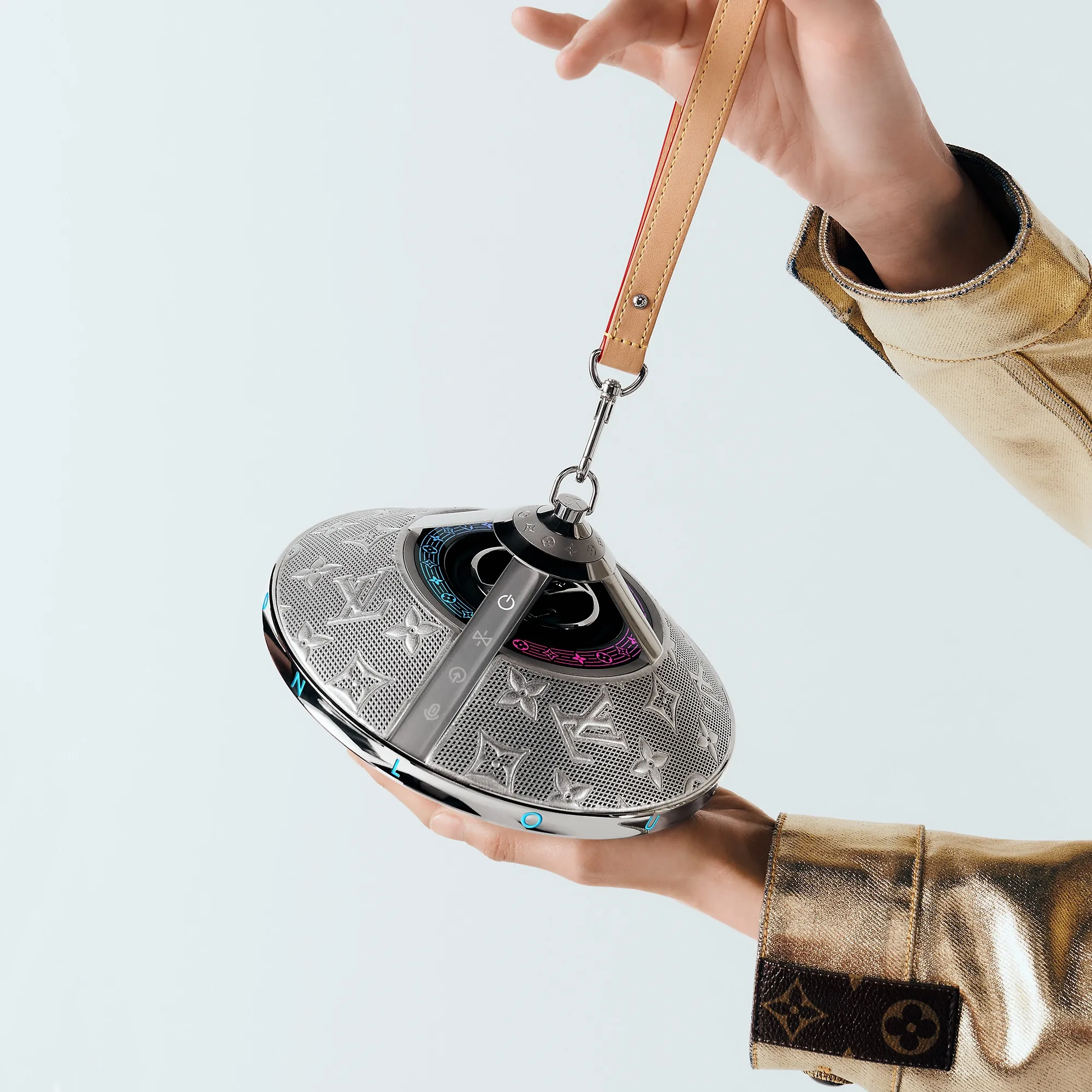 Louis Vuitton Louis Vuitton Horizon Light Up Speaker Silver - Art of Living - Tech Objects and Accessories QAC010 Louis Vuitton Louis Vuitton Horizon Light Up Speaker Silver - Art of Living - Tech Objects and Accessories QAC010